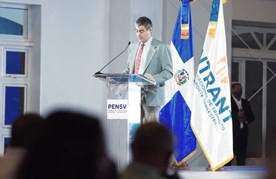 El doctor Olivier Ronveaux, representante OPS República Dominicana, durante su discurso en presentación de Plan de Seguridad Vial.