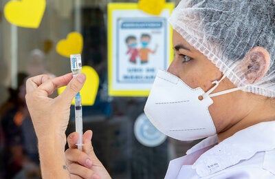   French  Formal/informal Un agent de santé se prépare à vacciner contre la COVID-19 Un agent de santé se prépare à vacciner contre la COVID-19