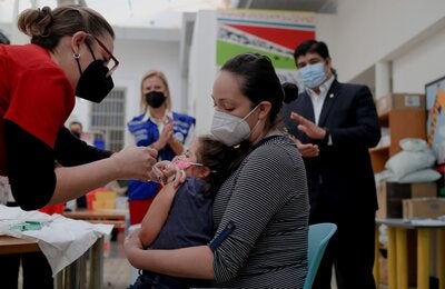 Niña siendo vacunada