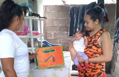 Madre primeriza agradece apoyo de colaboradora voluntaria