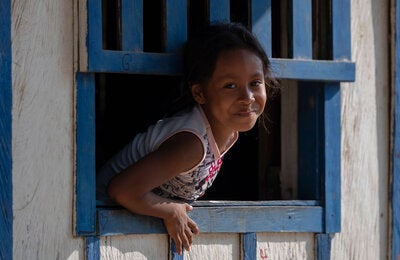 niña por la ventana