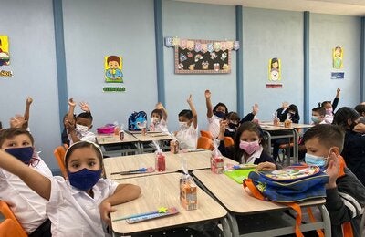 Niños en su primer día de lecciones presenciales del 2022