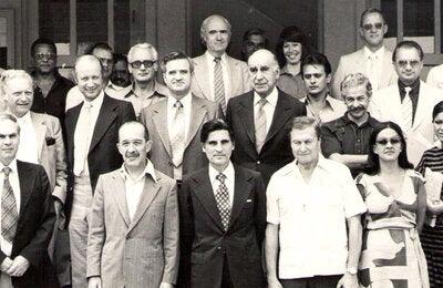Reunión del Comité Asesor Científico, bajo el liderazgo del Dr. Raúl Casas, en las instalaciones de Panaftosa, en 1976.