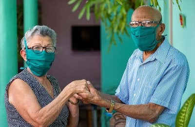 Personas tomadas de las manos