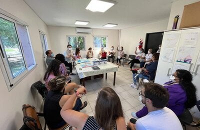 Imagen de un encuentro de sensibilización y capacitación en centros de atención primaria de la salud 