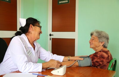 Nurse Dávila with Marta González (69 years old), who has hypertension since 2001.
