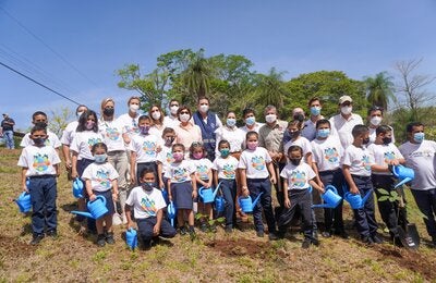 Autoridades con niños y niñas que participaron en la siembra