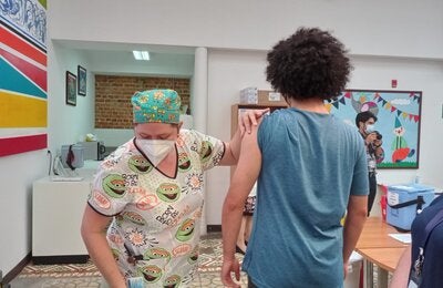 Personal de salud vacunando a un menor de edad