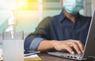 personal de salud usando computadora
