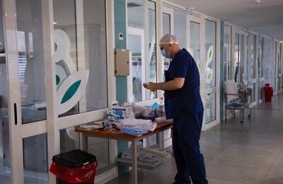 Profesional de salud en hospital Maciel Uruguay