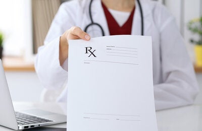 Profesional de salud entrega receta