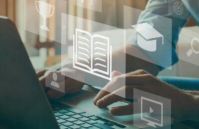 Persona utiliza computadora