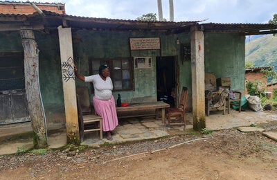 Mujer afroboliviana en la puerta de una vivienda
