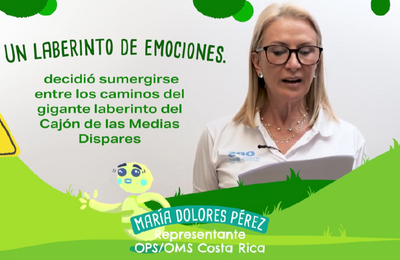 Representante de OPS/OMS Costa Rica leyendo un fragmento de uno de los cuentos de libro