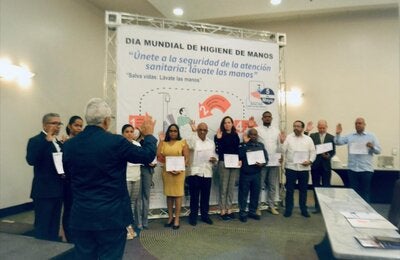 Autoridades de salud juramentando miembros de los comités hospitalarios.