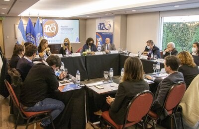 Autoridades y referentes de OPS/OMS en Argentina junto a autoridades de los ministerios de Ambiente y Desarrollo Sostenible, Transporte y Salud