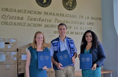 Autoridades de USAID, Ministerio de Salud y OPS RD durante entrega.