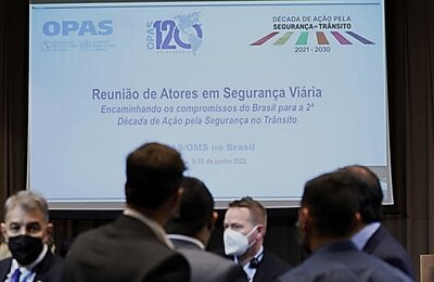 imagen de varios de los participantes en la reuniónc on el título de la reunión proyectado en una pantalla