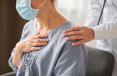 Mujer con  condición post COVID-19