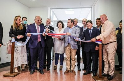 La representante de OPS/OMS en Argentina, Eva Jané Llopis, junto a autoridades durante la inauguración del Campus