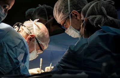 Equipo de salud en un quirófano