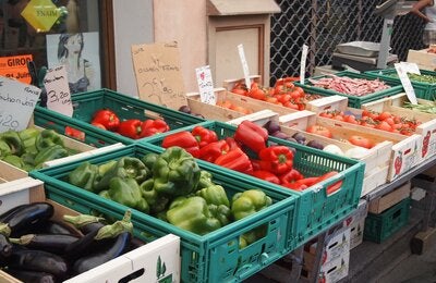 cajas de vegetales en un mercado callejero