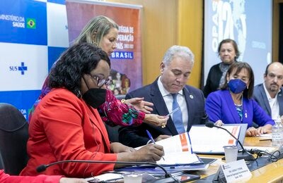 Momento de assinatura da estratégia de cooperação pela diretora da OPAS/OMS e o ministro da Saúde do Brasil