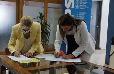 Firma del acta de entrega de donación