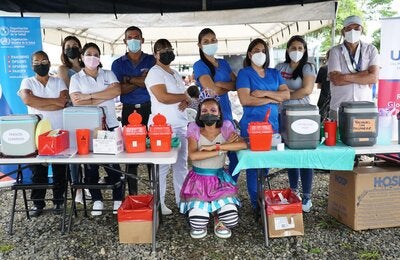 Personal de la jornada de vacunacion en compañia de la payasita Lulu