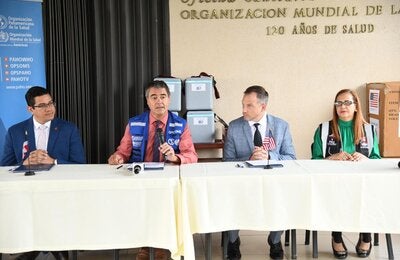 Autoridades durante entrega de cadena de frío. 