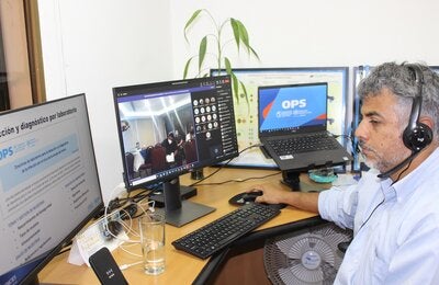 El doctor Franklin Hernández realiza la presentación sobre viruela símica