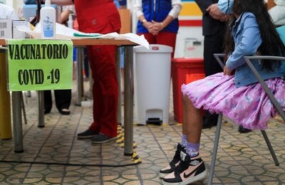 Niña en vacunatorio de COVID-19