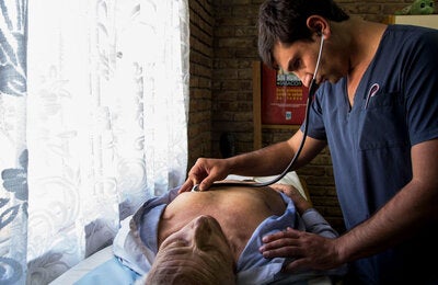 Un médico cuida a un paciente en una policlínica