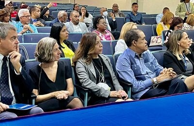 Autoridades de salud mental y OPS durante foro.