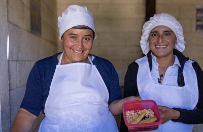 Mujeres trabajando con protección