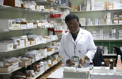 personal de farmacia en Belice