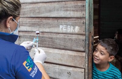 © PAHO/WHO Brazil | 2022. Vaccine campaigns for influenza and measles prevention. PHOTO: Karina Zambrana.