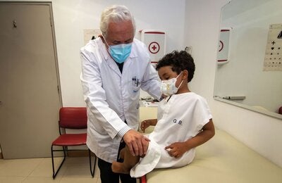 © OPS/OMS Ecuador | 2021. El Dr. Gonzalo Baquero realiza un examen neurológico de rutina en niños menores de 5 años al niño Óscar Vazcones. FOTO: Cristina Vega RHOR.