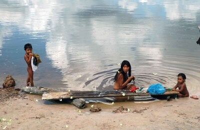 © PAHO/WHO Brazil, Xingu River Basin | 2005. Vaccination Week. PHOTO: A. Waak. 