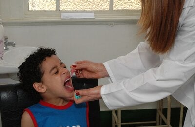 © OPS/OMS Brasil | 2006. Campaña de erradicación de la poliomielitis. FOTO: A. Waak.