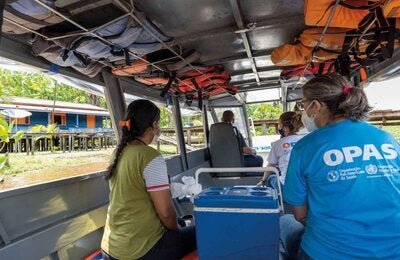 © PAHO/WHO Brazil, Amapá State | 2021. Surveillance vaccination campaign for the prevention of measles in a riverside population in northern Brazil. PHOTO: Karina Zambrana.