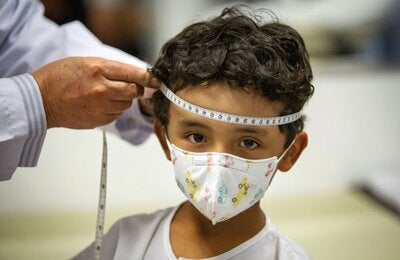 © OPS/OMS Ecuador | 2021. El Dr. Gonzalo Baquero realiza un examen neurológico de rutina en niños menores de 5 años al niño Óscar Vazcones. FOTO: Cristina Vega RHOR.