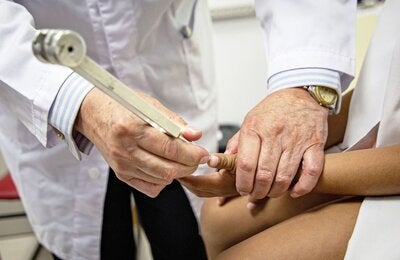 © OPS/OMS Ecuador | 2021. El Dr. Gonzalo Baquero realiza un examen neurológico de rutina en niños menores de 5 años al niño Óscar Vazcones. FOTO: Cristina Vega RHOR.