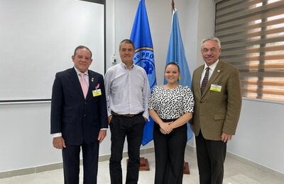 Autordades de OPS y educativas.
