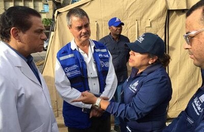 Representante de OPS junto a autoridades de salud.