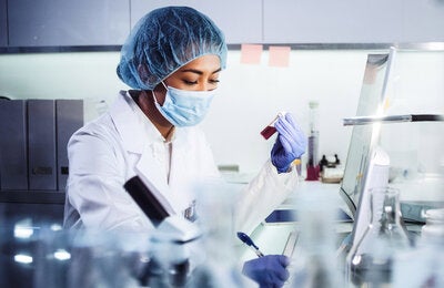 femme travaillant dans un laboratoire 