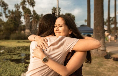Dos mujeres de abrazas en señal de apoyo