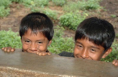 © PAHO/WHO Brazil, Xingu River Basin | 2005. Vaccination Week. PHOTO: A. Waak. 