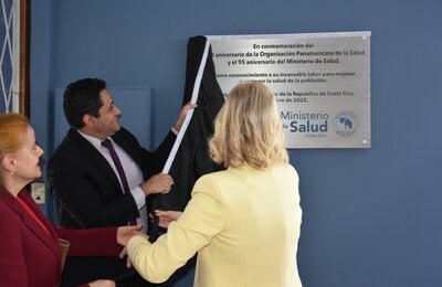 Autoridades develando placa