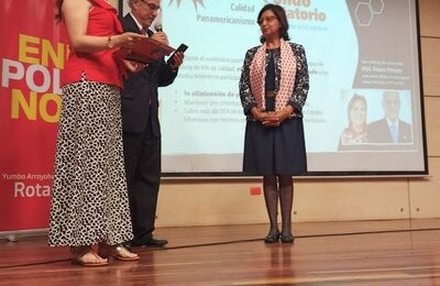 Dra. Tambini recibiendo premio